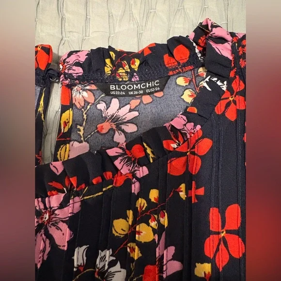 BLOOMCHIC
Sweet Floral Blouse, Navy 22-24 - Picture 7 of 10